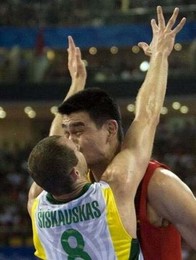 Yao Ming Kiss